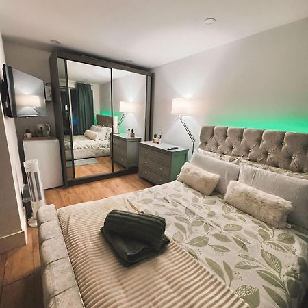 Tropical Room With Private Bathroom And Patio London Eksteriør billede