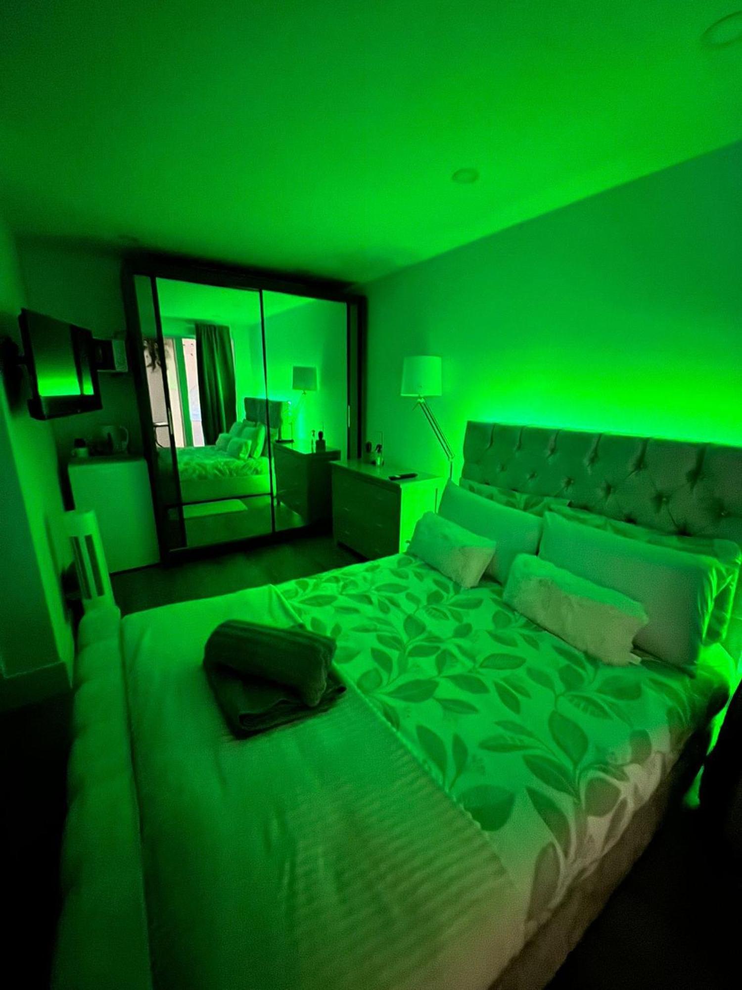 Tropical Room With Private Bathroom And Patio London Eksteriør billede