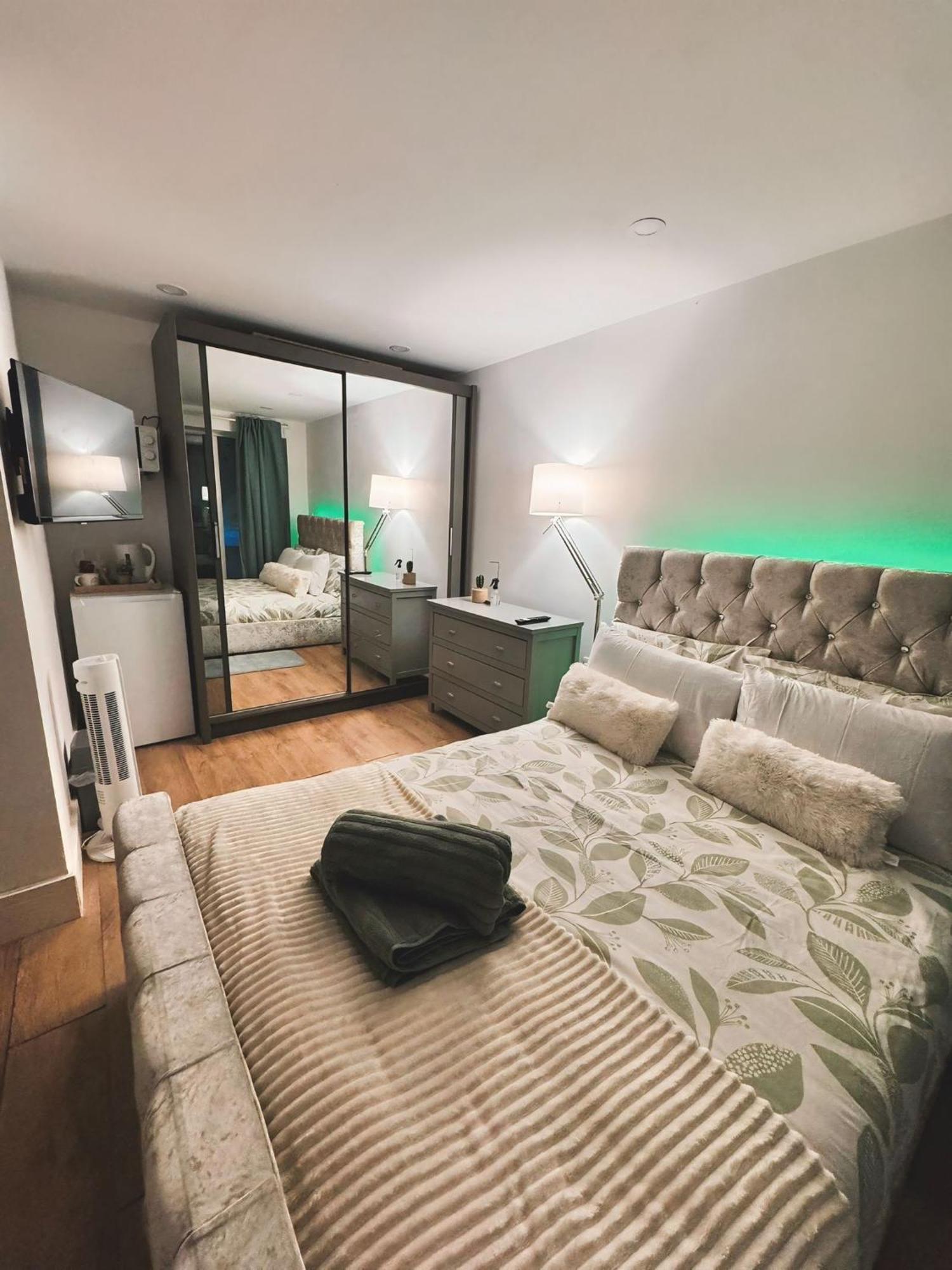 Tropical Room With Private Bathroom And Patio London Eksteriør billede