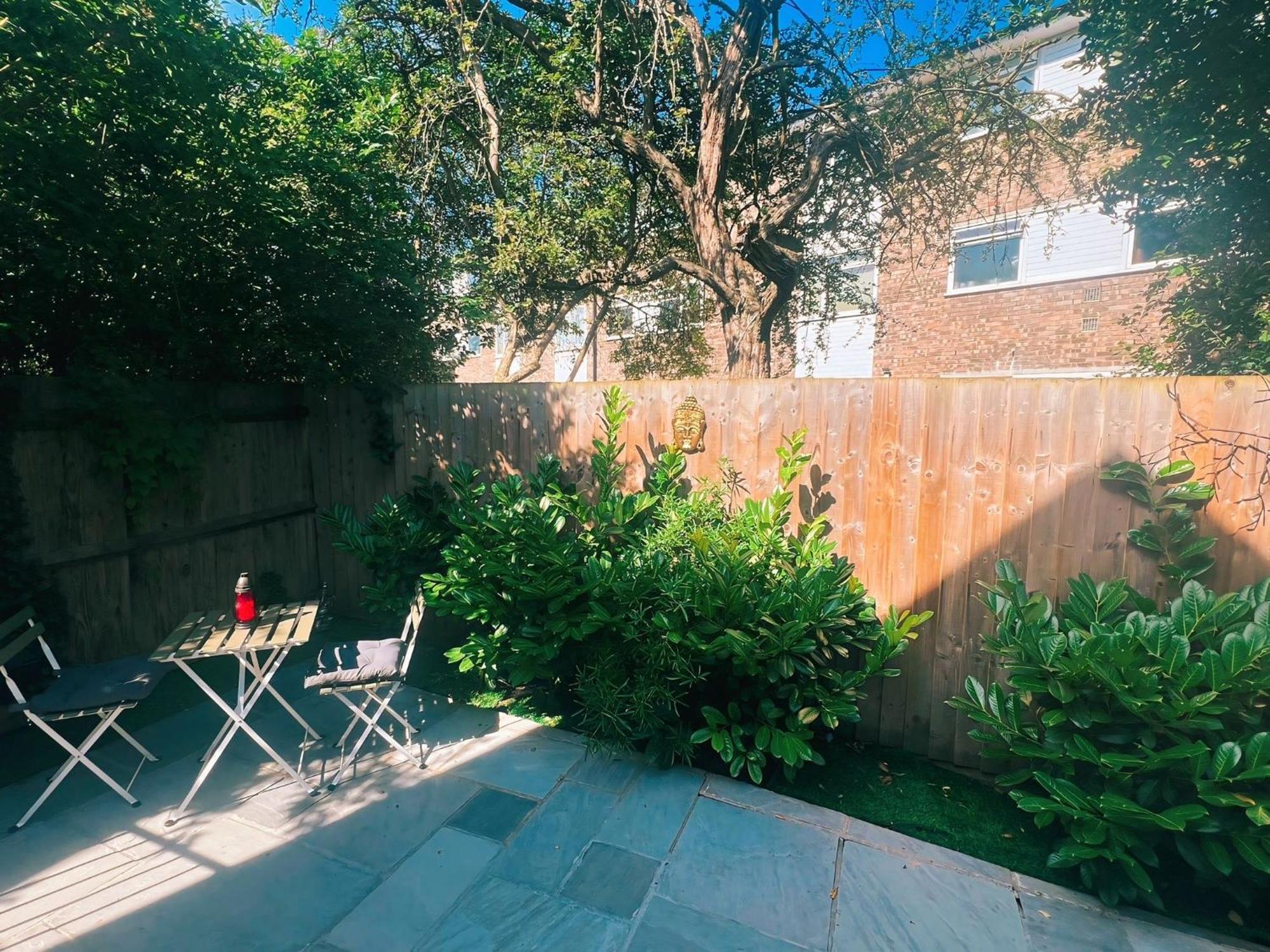 Tropical Room With Private Bathroom And Patio London Eksteriør billede